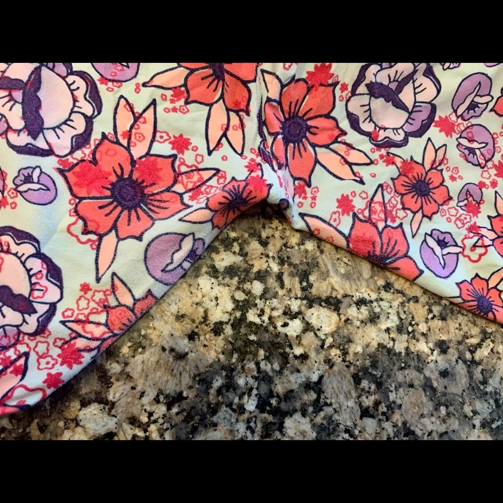 “Vintage” LuLaRoe Tall and Curvy (TC) Leggings - Picture 4 of 5